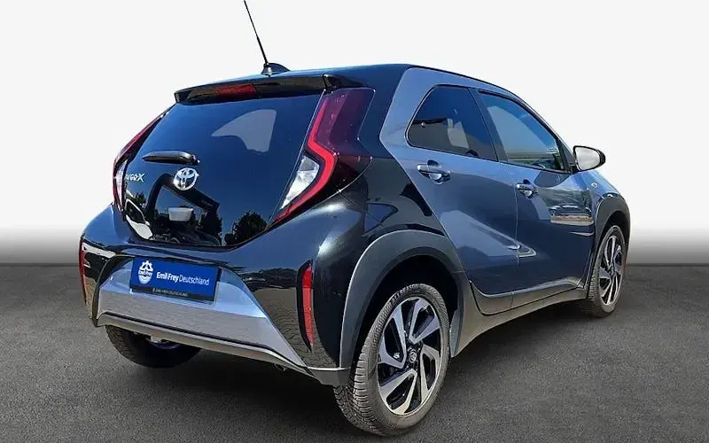 Gebraucht Toyota Aygo X Basis 72 PS (52 kW) 2025 Celestite grey metallic / night sky black SUV
