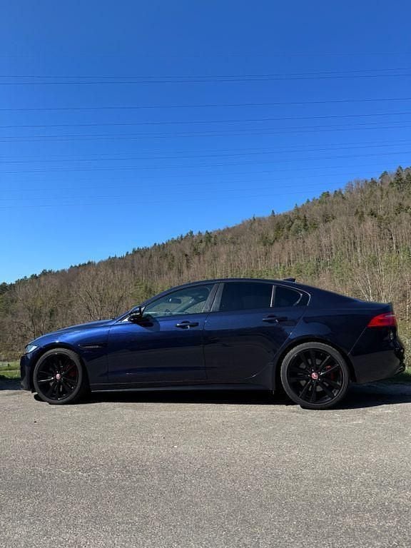 Blau Gebraucht 2016 Jaguar XE S Limousine | 14.990 € (Guter Preis) - Bild 1/4