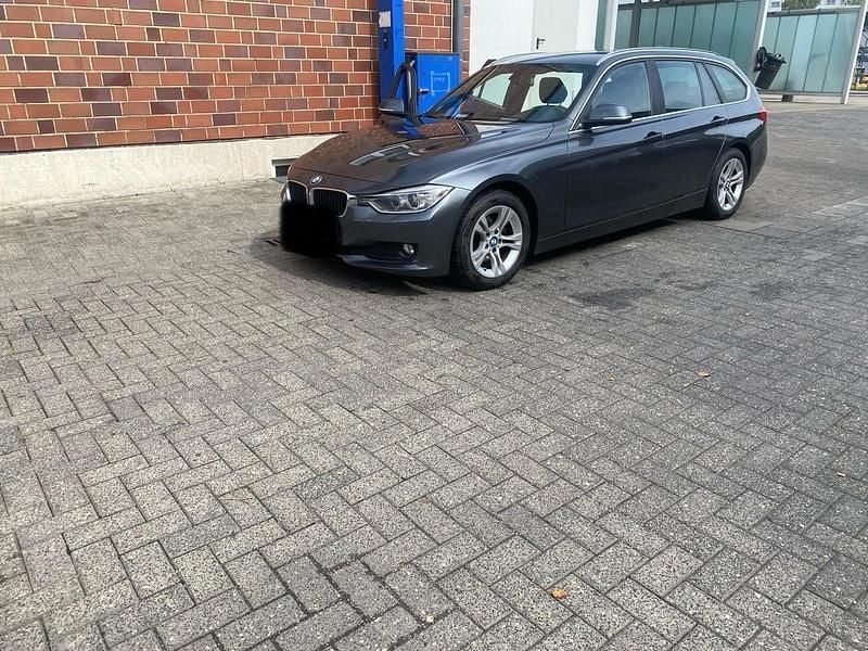 Grau Gebraucht 2013 BMW 320 Sport Line Kombi | 10.270 € (Guter Preis) - Bild 1/4