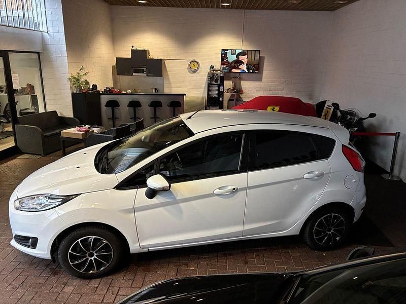 Gebraucht Ford Fiesta Titanium 101 PS (74 kW) 2014 Weiß Limousine