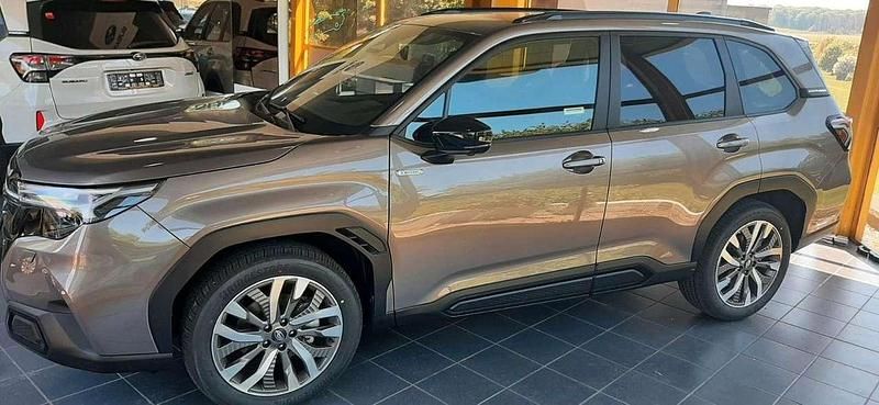 Neu Subaru Forester Platinum 136 PS (100 kW) 2025 Brilliant bronce metallic SUV