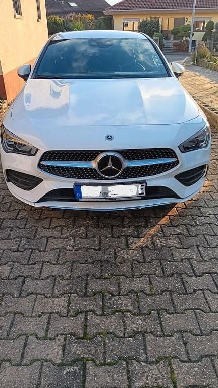 Weiß Gebraucht 2021 Mercedes CLA250e Shooting Brake AMG Kombi | 27.899 € (Fairer Preis) - Bild 1/4
