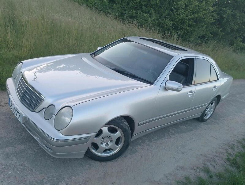 Silber Gebraucht 2001 Mercedes E220 Limousine | 3.490 € - Bild 1/4