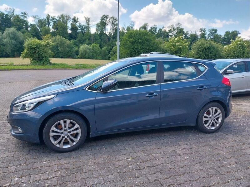 Grau Gebraucht 2012 Kia Ceed Limousine | 5.250 € (Guter Preis) - Bild 1/4