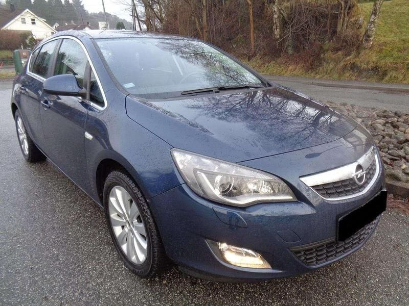 Blau Gebraucht 2012 Opel Astra Edition Limousine | 2.000 € (Superpreis) - Bild 1/4