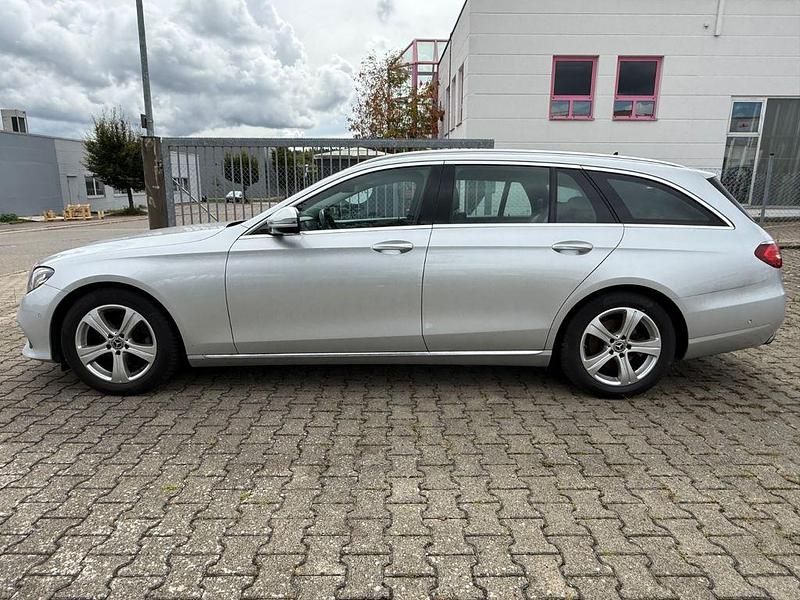 Gebraucht Mercedes E220 Avantgarde 194 PS (142 kW) 2018 Silber Kombi