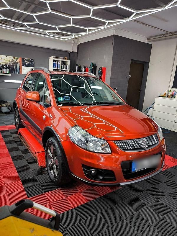 Orange Gebraucht 2010 Suzuki SX4 Kleinwagen | 4.900 € (Fairer Preis) - Bild 1/4