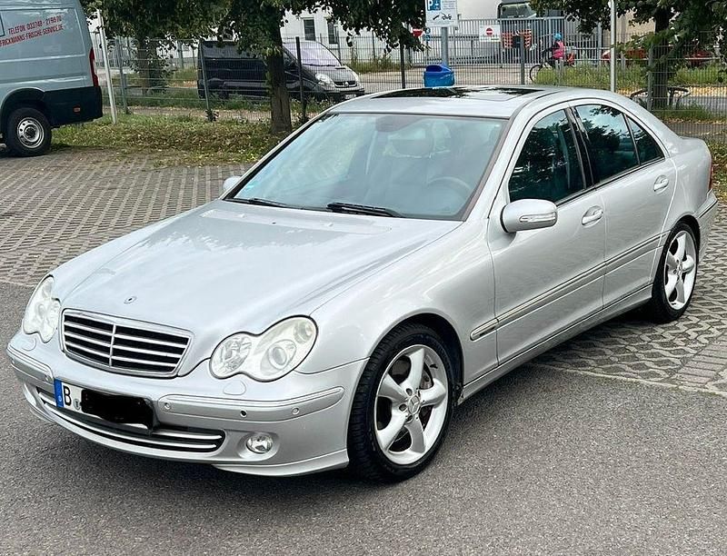 Silber Gebraucht 2005 Mercedes C230 Avantgarde Limousine | 5.900 € (Etwas zu teuer) - Bild 1/4