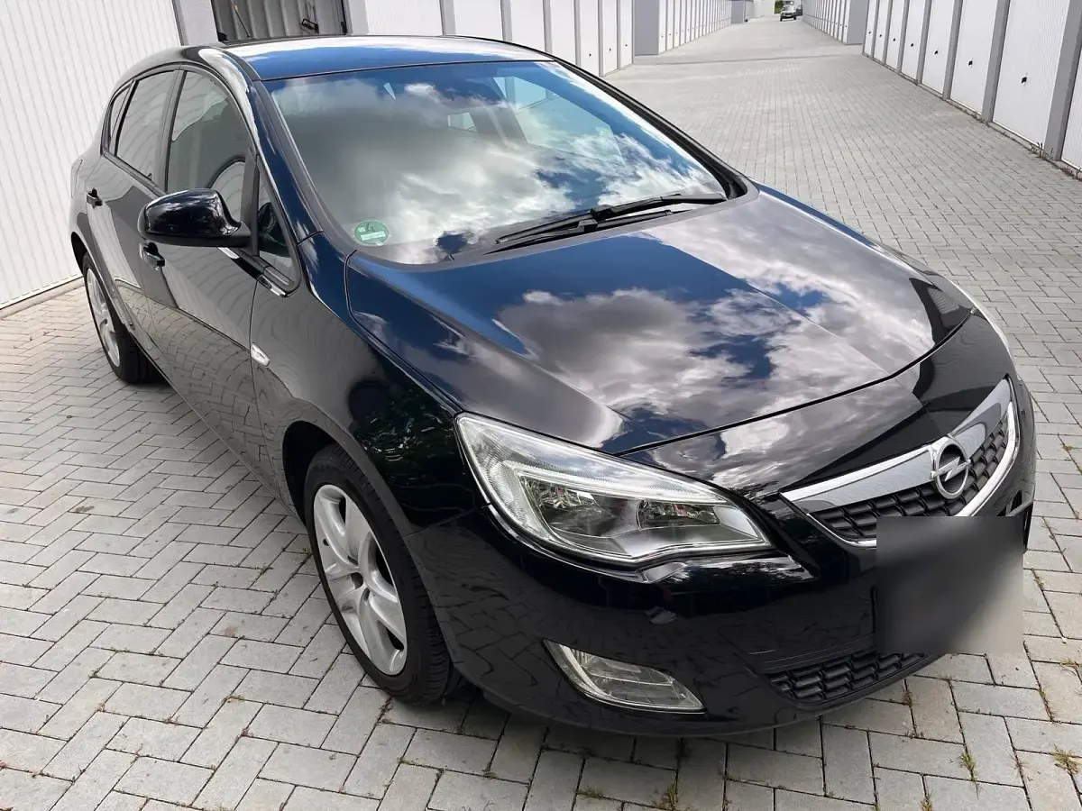Używany Opel Astra 140 KM (102 kW) 2011 Czarny Hatchback
