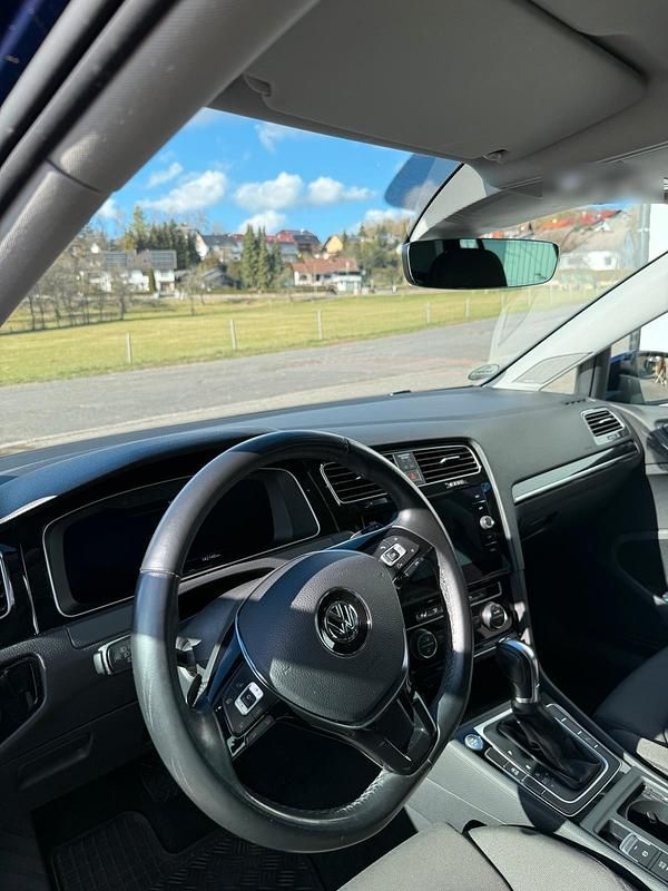 Gebraucht VW Golf VII Highline 125 PS (91 kW) 2017 Blau Kleinwagen