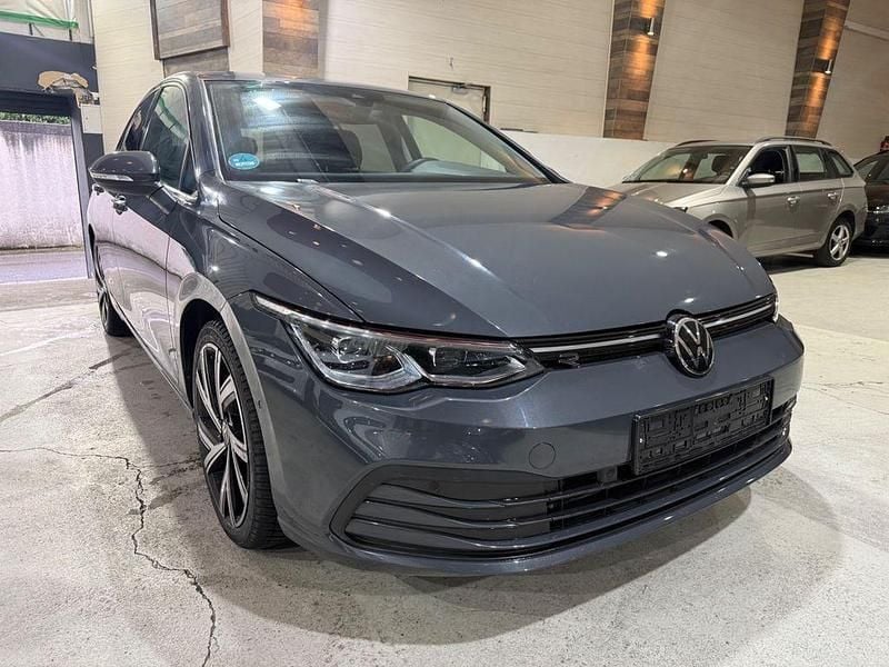Grau Gebraucht 2022 VW Golf VIII Style Limousine | 22.950 € - Bild 1/4