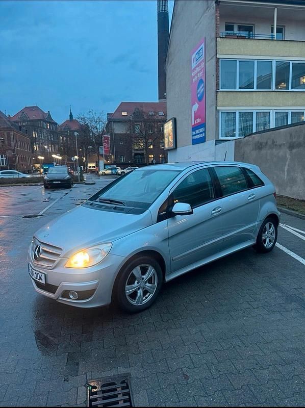 Gebraucht Mercedes B160 95 PS (69 kW) 2009 Silber Van / Kleinbus