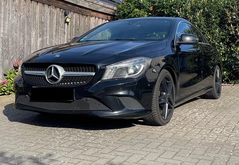 Schwarz Gebraucht 2015 Mercedes CLA180 Limousine | 12.400 € (Guter Preis) - Bild 1/4