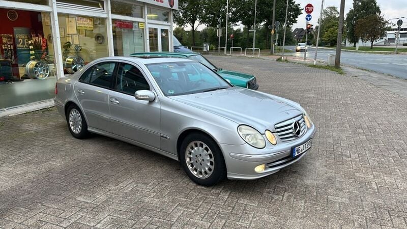 Silber Gebraucht 2003 Mercedes 240 Avantgarde Limousine | 2.899 € (Fairer Preis) - Bild 1/4
