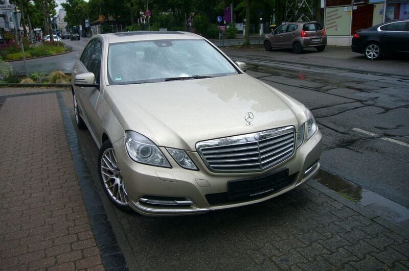 Beige Gebraucht 2009 Mercedes E350 Elegance Limousine | 10.450 € (Superpreis) - Bild 1/4