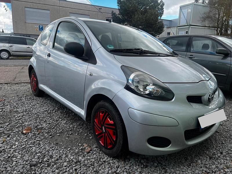Gebraucht Toyota Aygo 70 PS (51 kW) 2009 Silber Kleinwagen