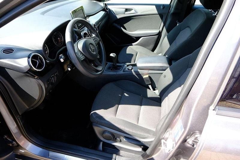 Gebraucht Mercedes B180 122 PS (89 kW) 2015 Grau Van / Kleinbus