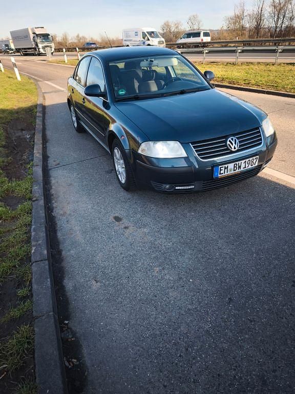 Schwarz Gebraucht 2004 VW Passat Comfortline Limousine | 2.000 € (Guter Preis) - Bild 1/4