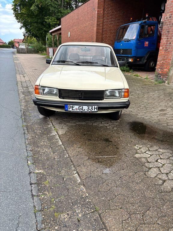 Beige Gebraucht 1980 Peugeot 305 Limousine | 4.600 € - Bild 1/4