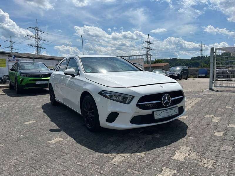 Polarweiss unilack Gebraucht 2021 Mercedes A180 Kleinwagen | 20.400 € (Guter Preis) - Bild 1/4