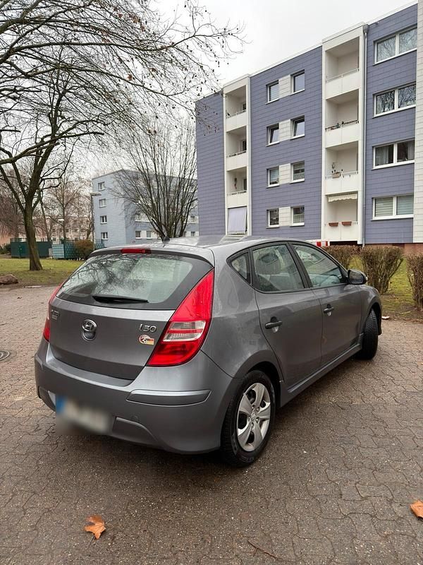 Gebraucht Hyundai i30 Edition 109 PS (80 kW) 2011 Grau Kleinwagen
