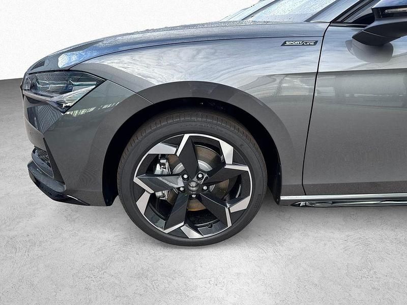 Neu Skoda Superb 193 PS (141 kW) 2025 Graphitegrau Kombi