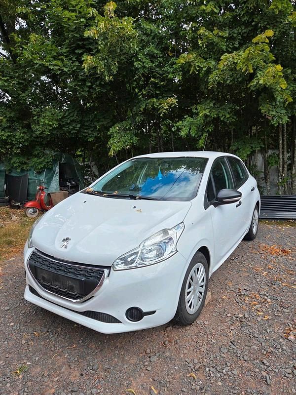 Weiß Gebraucht 2013 Peugeot 208 Kleinwagen | 3.800 € (Guter Preis) - Bild 1/4