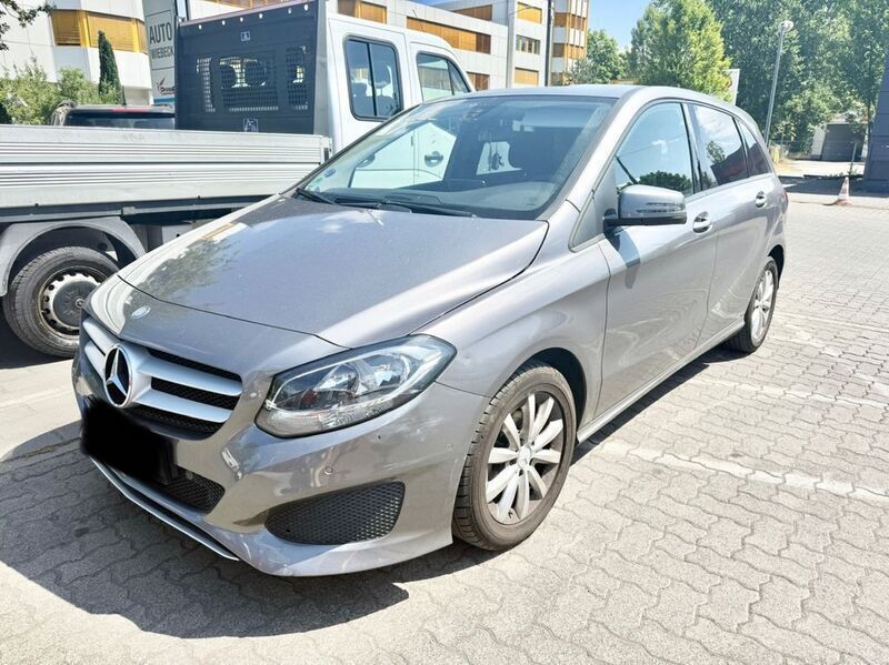 Grau Gebraucht 2016 Mercedes B180 Van / Kleinbus | 13.795 € (Guter Preis) - Bild 1/4