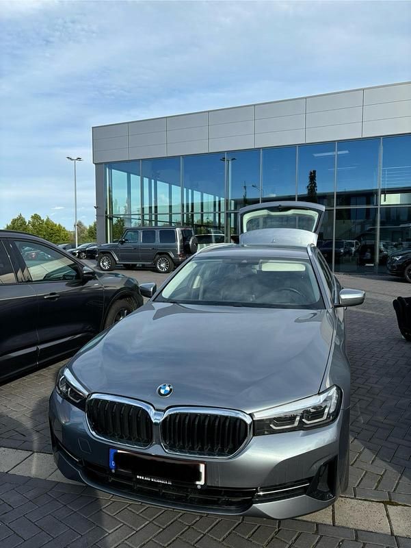 Grau Gebraucht 2021 BMW 520 Kombi | 29.500 € (Fairer Preis) - Bild 1/4