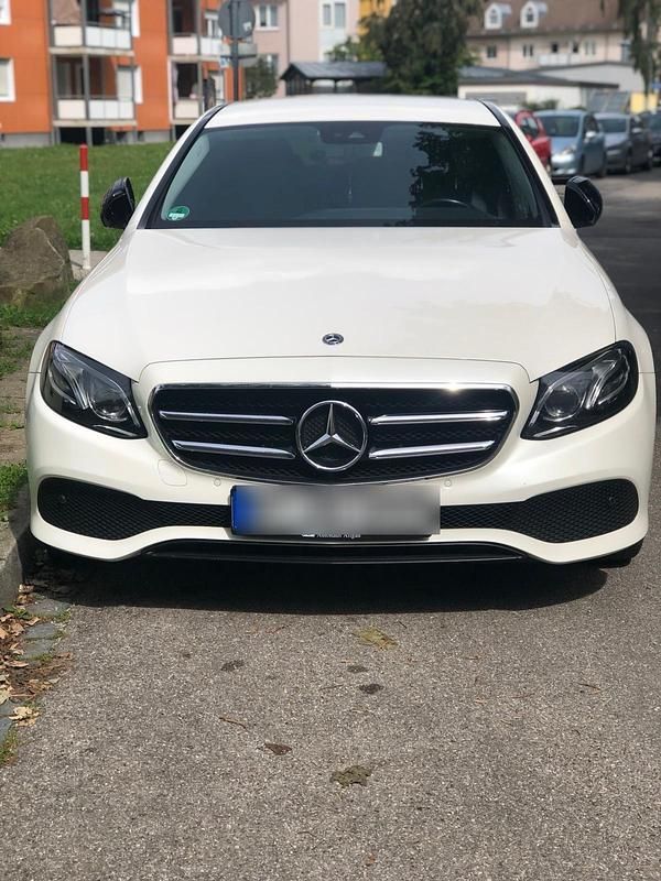 Weiß Gebraucht 2018 Mercedes E220 Limousine | 20.800 € (Fairer Preis) - Bild 1/4