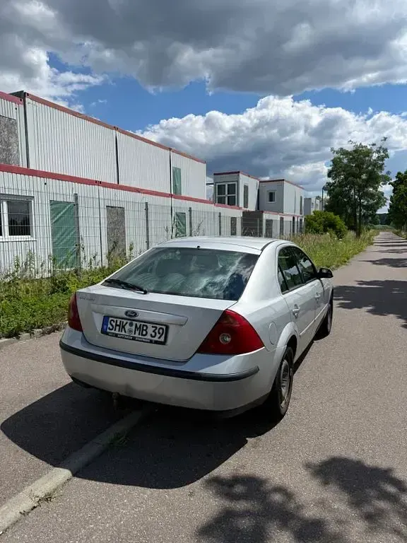 Gebraucht Ford Mondeo Ghia 125 PS (91 kW) 2001 Silber Limousine
