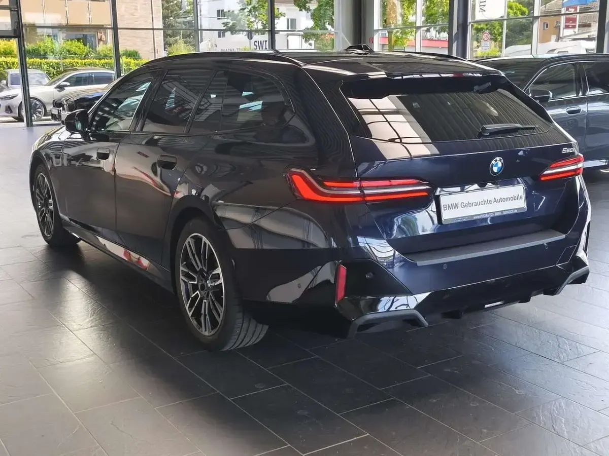 Gebraucht BMW 520 M Sport 208 PS (152 kW) 2025 Carbonschwarz Kombi
