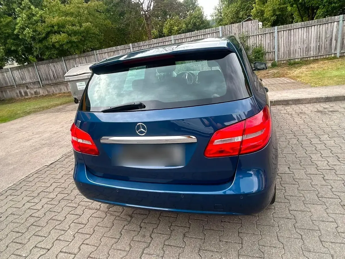 Gebraucht Mercedes B180 109 PS (80 kW) 2012 Blau Kleinwagen