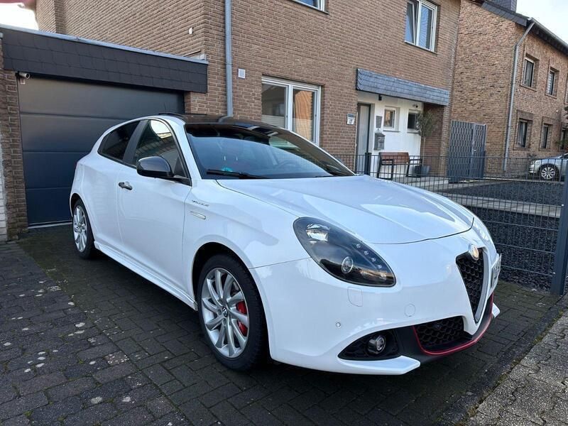 Weiß Gebraucht 2016 Alfa Romeo Giulietta Veloce Kleinwagen | 16.990 € (Guter Preis) - Bild 1/4