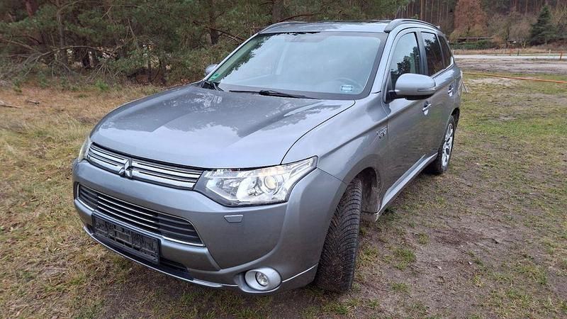 Grau Gebraucht 2014 Mitsubishi Outlander P-HEV SUV | 9.500 € (Etwas zu teuer) - Bild 1/4