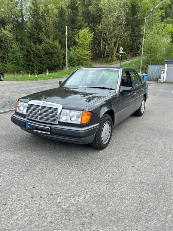 Grau Gebraucht 1988 Mercedes E300 Limousine | 7.000 € - Bild 1/4