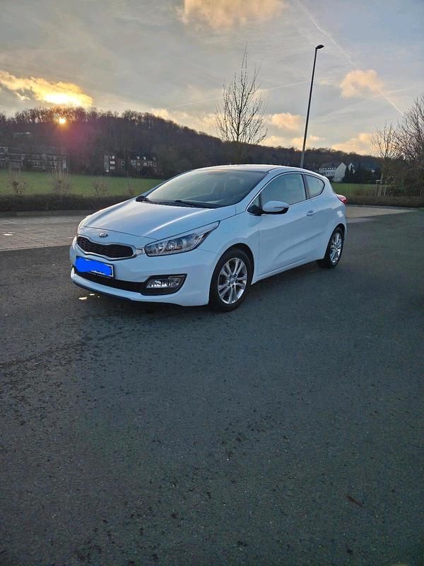 Weiß Gebraucht 2013 Kia Ceed Kleinwagen | 8.500 € (Fairer Preis) - Bild 1/4