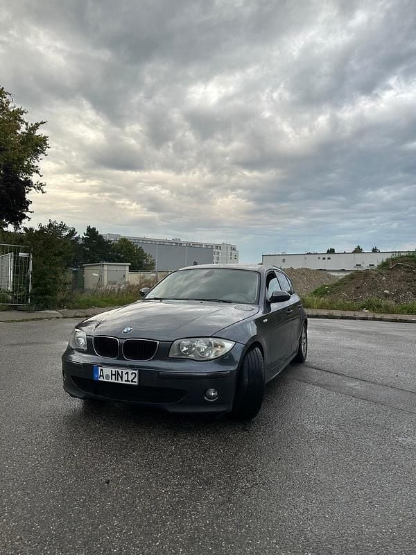 Grau Gebraucht 2005 BMW 116 Kleinwagen | 2.199 € - Bild 1/4