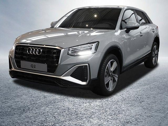 Pfeilgrau perleffekt Neu 2025 Audi Q2 Sport SUV | 42.290 € (Teuer) - Bild 1/4