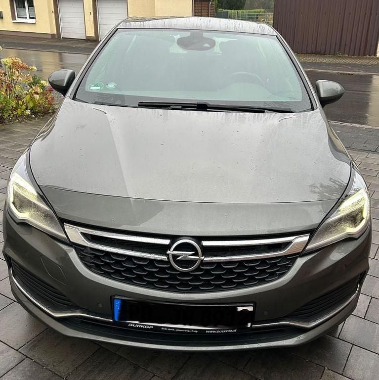 Grau Gebraucht 2018 Opel Astra Dynamic Limousine | 14.200 € (Fairer Preis) - Bild 1/4