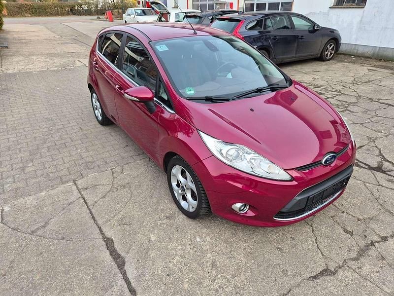 Gebraucht Ford Fiesta Titanium 95 PS (69 kW) 2010 Hot magenta Kleinwagen