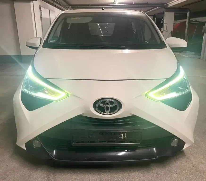 Gebraucht Toyota Aygo Connect Style 120 PS (88 kW) 2012 Weiß Kleinwagen