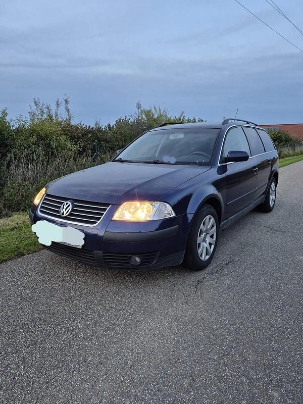 Blau Gebraucht 2003 VW Passat Kombi | 600 € (Superpreis) - Bild 1/4