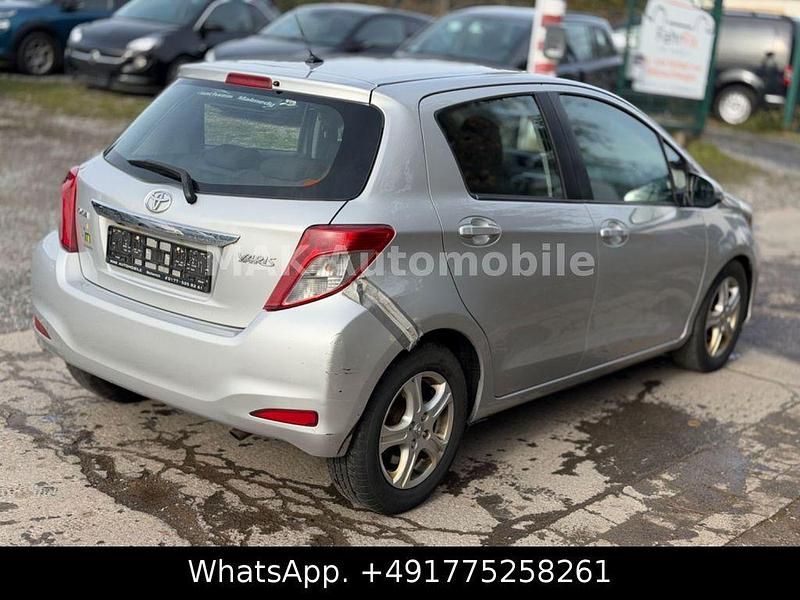 Gebraucht Toyota Yaris 90 PS (66 kW) 2011 Silber Kleinwagen
