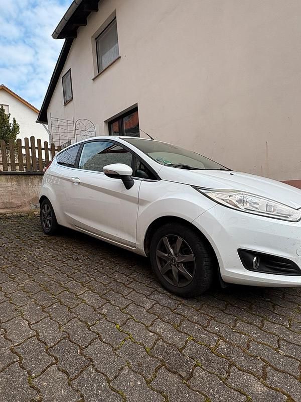 Gebraucht Ford Fiesta 101 PS (74 kW) 2014 Weiß Kleinwagen