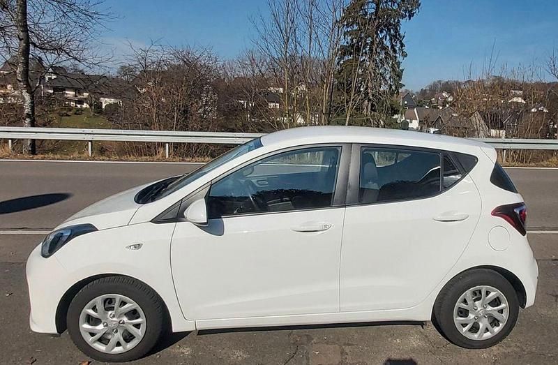Gebraucht Hyundai i10 Classic 67 PS (49 kW) 2017 Weiß Kleinwagen