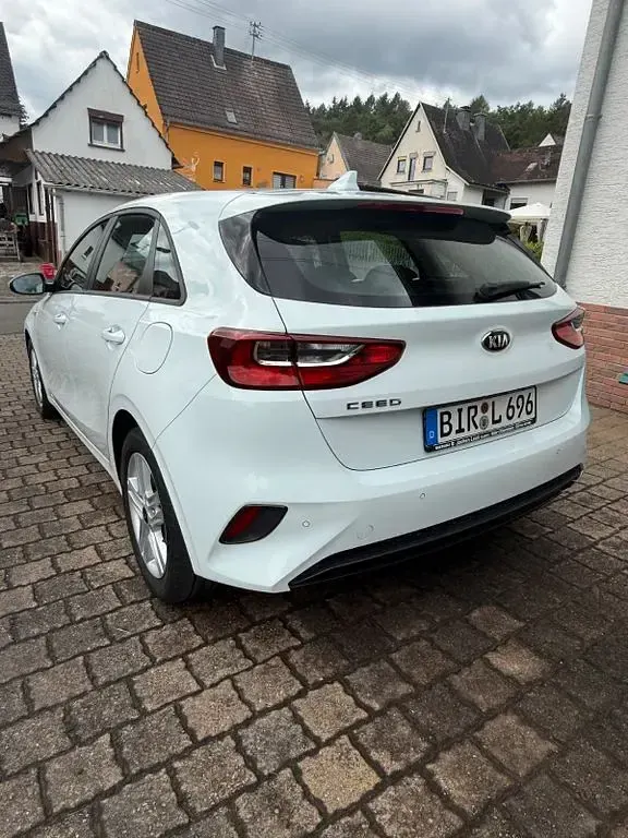 Używany Kia Ceed 101 KM (74 kW) 2021 Biały Hatchback