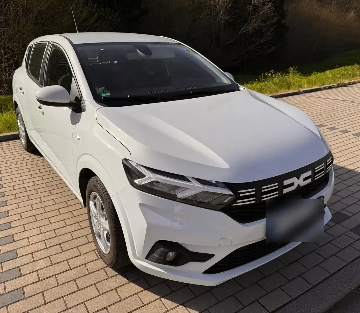Używany Dacia Sandero Expression 101 KM (74 kW) 2024 Biały Sedan/Limuzyna