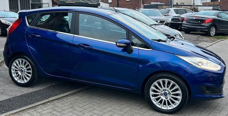 Gebraucht Ford Fiesta Titanium 125 PS (91 kW) 2014 Indicblau metallic Kleinwagen