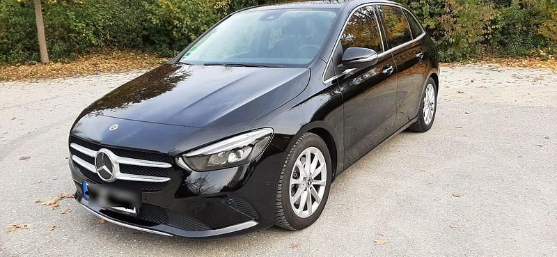 Schwarz Gebraucht 2019 Mercedes B220 Edition 1 Van / Kleinbus | 21.500 € (Fairer Preis) - Bild 1/4